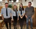 Bild: lei
Weibliche Verstärkung für den Vorstand des Feuerwehrvereins Hirschbach: (von links) Zweiter Vorsitzender Michael Höfler, die neu gewählten Beisitzerinnen Sabrina Tillmann und Ramona Schwemmer mit Bürgermeister Hermann Mertel.