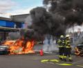 Bild: Florian Miedl/fph
Die Feuerwehr Arzberg hatte am Dienstagnachmittag alle Hände voll zu tun, den brennenden Pkw auf dem Supermarkt-Parkplatz zu löschen.