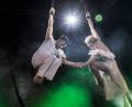 Bild: Udo Klünsch
In schwindelerregenden Höhen: Dominik Halamek, Macher des Circus of Fantasy, und Svetlana Wottschel, eine langjährige Akrobatikpartnerin.
