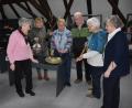 Bild: ubb
Monika Werner, Museumsleiterin Andrea Bäuml, Ingrid Leser, Norbert Grüner, Anita Köstler und Anni Mark (von links) besprechen die Details zum Aufbau der Osterausstellung. Die Künstlerinnen und Künstler stellen die unterschiedlichsten Exponate zum Thema „Kunst und Brauchtum zur Osterzeit“ aus.