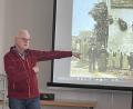 Bild: Schreyer/exb
Hans Paulus zeigte beim Erzählcafé alte Bilder.