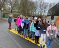Bild: Sandra Weber
Bei der Verkehrserziehung machten Vertreter des ADAC die Viertklässler der Grundschule Auerbach mit den Risiken vertraut, die im sogenannten "toten Winkel" lauern.