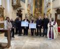 Bild: wec
Bei der Spendenübergabe in der Johanneskirche (von links): Theresia Scheibel (Historischer Verein), Sepp Höllriegl (Köhlerfreunde), Schriftsteller Dieter Walter, Petra Sperl, Karin Borchers (Kinderpalliativteam), Petra Waldhauser (Selbsthilfegruppe krebskranker Kinder), Josef Gilch, Bürgermeister Erich Meidinger und Pfarrer Sagayaraj Lourdusamy.