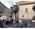 Bild: aub
Ein einfaches Holzkreuz markierte den Ausgangspunkt des Kreuzwegs vor der Nikolauskirche.