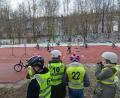 Bild: gri
Rush-Hour auf dem "Roten" in Freudenberg: Der rote Platz dient als Verkehrsfläche für die Radlfahrer aus den 4. Klassen.