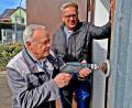 Bild: R. Kreuzer
Es gibt immer etwas zu reparieren. Hier arbeitet Gerätewart Josef Luber am Gerätehaus. Rechts Vorsitzender Thomas Reich.