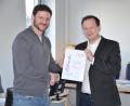 Bild: ak
Bürgermeister Christian Porsch übergab eine Dankurkunde an den scheidenden Gemeinderat Jan-Michael Fischer (von rechts).