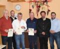 Bild: bkr
Richard Georg Reichel, Manfred Hautmann und Manfred Stadler (vorne von links) erhielten von den Schützenmeistern Bastian Veigl (Zweiter von links) und Reinhard Weiser (Zweiter von rechts) sowie Bürgermeister Thomas Kaufmann (rechts) Urkunden als Anerkennung für ihre Treue.