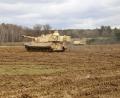 Bild: Alexander Pausch
Eine Panzerhaubitze vom Typ M109 des US-Heeres fährt über die von Regen und Schnee aufgeweichte Weise auf dem Truppenübungsplatz Grafenwöhr in ihre Feuerstellung.