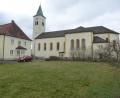Bild: bk
Der Platz neben Kirche und Pfarrhof hätte für ein neues Pfarrheim schon gepasst. Aber die ausufernden Baukosten von über 1,5 Millionen Euro standen der Verwirklichung letztlich im Weg . Eine andere Lösung auf dem ALIA-Gelände fand jetzt Zustimmung.