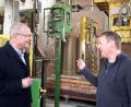 Bild: pz
Anton Wolfgang Hart, seit 1985 Vorstand der Hart Keramik AG in Waldsassen und Schirnding, übergibt zum Ende des ersten Quartals 2023 seinen Posten an Sebastian Hart. Im Bild Vater und Sohn vor der Kaminrohr-Fertigung an einer der Produktionslinien in Schirnding.