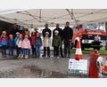 Bild: Feuerwehr Meerbodenreuth/exb
Erstmal stellten sich die Kinder mit den Verantwortlichen in den neuen Pavillon.