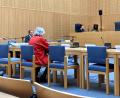 Bild: jut
Die 66-jährige Beschuldigte wartet im Gerichtsaal auf die Fortsetzung des Sicherungsverfahrens gegen sie. Mit einem Degen griff sie im vergangenen August vier Männer in Weiden und Vohenstrauß an.