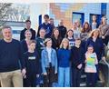 Bild: A. Fröhlich/exb
Die Klasse 8a des Gymnasiums hat einen Geldpreis gewonnen. Schulleiter Christian Schwab (links) gratulierte gemeinsam mit der betreuenden Lehrkraft Nadine Kilgert-Bartonek (rechts) zu diesem Erfolg.