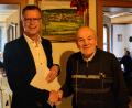 Bild: fdl
Bürgermeister Hermann Falk (links) gratuliert Ludwig Reich zum 90. Geburtstag und übermittelte die Glückwünsche von Landrat Richard Reisinger. Im Hintergrund ein Bild von Ehenfeld. Für seinen Heimatort hat er sich viele Jahrzehnte engagiert.
