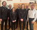 Bild: Lukas Vogl/exb
Von der Jugendfeuerwehr in die aktive Wehr wurden aufgenommen Sabrina Murr und Alexander Schatz ((Dritte und Fünfter von links). Mit im Bild sind (von links) Vorsitzender Johannes Reindl, Kommandant Christoph Dumler, Jugendwart Dominik Schiml, Kreisbrandmeister Alois Schindler und Zweiter Bürgermeister Hermann Schraml.