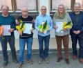 Bild: mfh
Den langjährigen Mitgliedern (von links) Helmut Makitta, Günter Wonneberger, Richard Beer und Simone Wonneberger gratuliert Landrat Richard Reisinger.