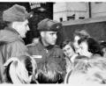 Bild: exb/Werner Kraus
Vor 65 Jahren: Weltstar Elvis Presley schaut im Autohaus Wies in der Bahnhofstraße vorbei – und ist schnell von Fans umringt.