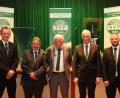 Bild: flt
Vorsitzender Uwe Hecht (rechts) und sein Stellvertreter Dominik Zölch (links) freuten sich, Rudolf Gebert, Rainer Böckl und Manfred Zölch (von links) mit besonderen Ehrungen auszeichnen zu können.