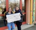 Bild: vv/exb
Rotary-Präsidentin Susanne Friedrich-Kraus (links) überreicht Schulleiterin Andrea Froehler den Spendenscheck.
