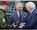 Bild: Jens Schlueter/dpa
Der britische König Charles III. (Mitte), Bundespräsident Frank-Walter Steinmeier (rechts) und der Kommandeur des 130. deutsch-britischen Pionierbrückenbataillons, Oberstleutnant Stefan Klein, während des Besuchs beim Bataillon in Finowfurt.