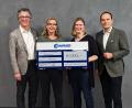 Bild:  Conrad/Birkner/exb
Jürgen Groth (links) und Ralf Bühler (rechts) von Conrad Electronic SE überreichen 10.000 Euro an das Kinderpalliativteam Ostbayern rund um Sonja Gromer und Christine Heimburger.