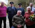 Bild: Martin Thoma/exb
Von links: Erich Beer vom Kriegerverein, Feuerwehrkommandant Bastian Reiser, Feuerwehrvorsitzer Rudi Kreuzer und David Hoffmann von der Krieger- und Soldatenkameradschaft Ilsenbach gratulierte Ludwig Thoma, im Bild mit Ehefrau Anni.