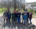 Bild: Hoch/exb
Baumschneidekurs und Pflanzaktion im Kindergarten wurden gleich verbunden: Im Bild Karl Ruhland, Martin Stiegler, Johann Wild und GOV-Jugendleiterin Christina Betz zusammen mit allen Helfern.