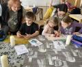 Bild: Magdalena Mensch/exb
Die Kinder arbeiten hoch konzentriert, um schöne Osterkerzen entstehen zu lassen