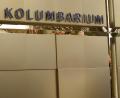 Bild: pz
Der angebaute Windfang mit der Eingangstür ist mit goldfarbenen Elementen und dem Schriftzug "Kolumbarium" gestaltet.