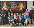 Bild: Daniela Ziereis/exb
Spielerisch brachte die Polizei den Kindern das richtige Verhalten im Straßenverkehr bei. Im Bild Armin Ismail, Thomas Nörl, Tanja Löffelmann, Michaela Argauer, Bernadette Brünnig, Jennifer Steinbach und Marco Martinez mit den „Powerkids“ des Kindergartens St. Marien aus Pertolzhofen.