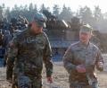 Bild: Staff Sgt. Jordan Sivayavirojna
Der Kommandeur der US-Nationalgarde, General Daniel Hokanson (links), unterhält sich Oberst William Murphy, der mit seiner 27th Infantry Brigade Combat Team der New Yorker Nationalgarde die Ausbildung der Ukrainer in Grafenwöhr organisiert. Im Hintergrund stehen Schützenpanzer M2 Bradley.