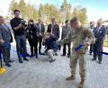 Bild: mor
TASE-Direktor John Doyle (links) assistiert Brigadegeneral Joseph Hilbert bei der offiziellen Eröffnung des Trainingsunterstützungszentrums.