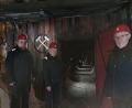 Bild: gis
Das Silbereisenbergwerk "Gleißinger Fels" wird am Montag, 3. April, wiedereröffnet. Betriebsleiter Thomas Zutter (von links), Sicherheitsbeauftragter Rudolf Elvers und Verwaltungsleiter Alfons Klingel stehen vor dem Hauptschacht, der in den Bauch des Ochsenkopfes führt.