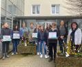 Bild: jzk
Dankend nahmen Claudia Heier und Kevin Wienerl (von rechts) die Ostergeschenke der Realschüler entgegen. Mit dabei waren auch die beiden Lehrerinnen Maria Busch und Gertraud Burkhardt (hinten von links).