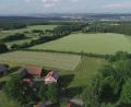 Bild: bey
Östlich des Ortsteiles Gelpertsricht, eingerahmt von einem Baumbestand auf der linken Grundstücksseite und einer Hecke an der westlichen Grundstücksgrenze zu den Häusern Gelpertsrichts hin, soll auf der großen, im Bild hellgrün erscheinenden Fläche die neue Photovoltaikanlage errichtet werden. Links schließt sich ein Teil des Golfplatzes Schwanhof an. Dahinter auf der grünen Fläche wurde mittlerweile die Photolvoltaikanlage "Forsthof" errichtet.