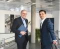 Bild: Gabi Schönberger
Michael Krauß (links) und Wolfgang Bauer (rechts) sind mit der Geschäftsentwicklung 2022 der Commerzbank Weiden zufrieden.