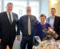 Bild: njn
Maria Pöllath (Zweite von rechts) feierte ihren 90. Geburtstag. Mit auf dem Bild (von links) Zweiter Bürgermeister Bernhard Schmidt sowie die Söhne der Jubilarin, Josef und Albert Pöllath.