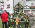 Bild: soj
Vorsitzender Hans-Jürgen Enders (von links), sein Stellvertreter Hubert Schindler und Judith Enders legten noch letzte Hand beim Aufstellen des Osterbrunnes am Marktplatz an.