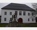 Bild: fla
Die energetische Optimierung des Lobkowitz-Schlosses ist abgeschlossen. Der Vorplatz zum Schloss wird in den nächsten Tagen vom Bauhof hergerichtet, damit am 16. April die feierliche Einweihung stattfinden kann.