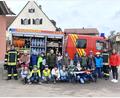 Bild: Ortrud Sperl/exb
Die Jugendwarte Dominik Schießlbauer (links) und Andreas Stepper (rechts) verstanden es, die Kinder mit ihrer Lehrerin Laura Aigner (rechts) für die Feuerwehr zu begeistern.
