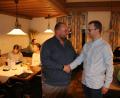 Bild: sne
Der scheidende JU-Vorstand Stefan Pappenberger (rechts) wünscht seinem Nachfolger Florian Placzek Erfolg. Er bleibt der JU als Beisitzer und Delegierter erhalten.