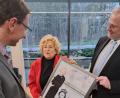 Bild: Hirsch
Ria Achhammer nimmt die Geschenke und Glückwünsche der Geburtstagsgäste entgegen.