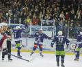 Bild: Tobias Neubert
Martin Heinisch (Mitte) schoss die Blue Devils Weiden mit drei Treffern im ersten Drittel fast im Alleingang ins Halbfinale.