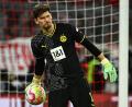 Bild: Tom Weller/dpa
Frustriert holt Dortmunds Torwart Gregor Kobel den Ball nach seinem Patzer, der zum 1:0 für die Bayern führte, aus dem Netz.