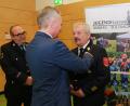 Bild: egl
Landtagsabgeordneter Harald Schwartz steckte dem scheidenden Kreisbrandrat Fredi Weiß die Ehrennadel in Gold der Deutschen Jugendfeuerwehr an die Uniform.