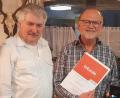 Bild: FFW Zogenreuth/exb
Hans Sperber und Georg Roßbacher bei der Ehrung der FFW Zogenreuth.