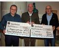Bild: Kimmerl/exb
Altbürgermeister Arnold Kimmerl (Mitte) übergab die Spendenschecks über je 2000 Euro an Gottfried Blank (BN, links) und Dr. Josef Ziegler (Aktion Tschernobyl).