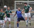 Bild: kro
Slavomir Strmiska (rechts) hielt die Abwehr des SV Mitterteich beim 5:1-Sieg gegen Quelle Fürth hervorragend zusammen. In dieser Szene klärt Strmiska vor dem Fürther Ahmet Kulabas. Mit im Bild die Mitterteicher Sebastian Bilz (links) und Martin Bächer.