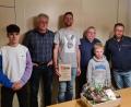 Bild: krb
Der Schachverein Neustadt hat mit Bernhard Hoppen (hintere Reihe, zweiter von rechts) einen neuen Vorsitzenden. Er übernahm das Amt von Alexander Graf (Bildmitte) der dieses Amt 20 Jahre inne hatte.
